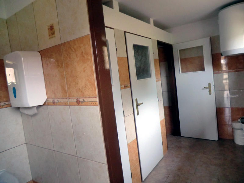 Vybudování sociálního zázemí a oprava střechy — fotka 5