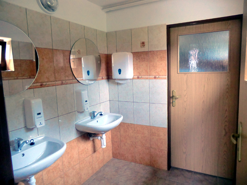 Vybudování sociálního zázemí a oprava střechy — fotka 6